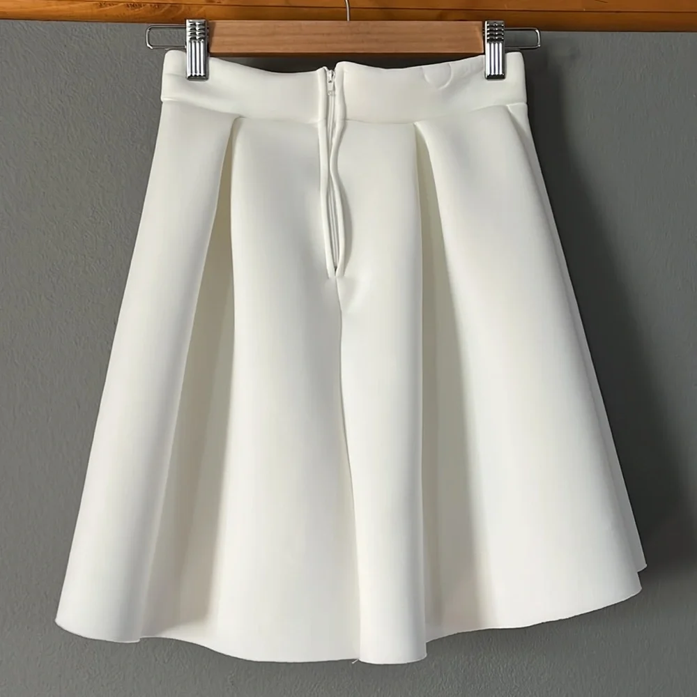 Large pleaded white A-line skirt - Picture 2 of 5